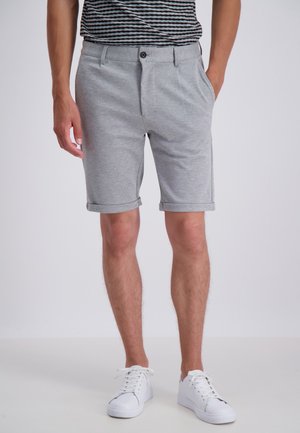Grå bomuldsshorts med opslåede manchetter, med sidelommer og knaplukning, parret med hvide sneakers på en neutral baggrund.