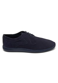 Chaussures en cuir bleu marine à lacets, alliant un nubuck lisse et perforé, avec une semelle en caoutchouc texturée pour une meilleure adhérence. Conception à bout rond.