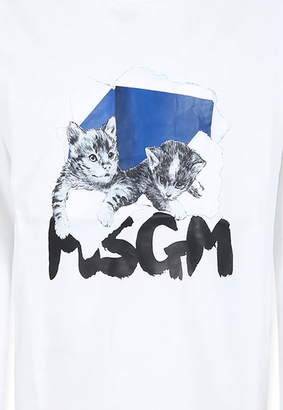 Witte T-shirt met een grafiek van twee grijze kittens, een blauwe achtergrond en vetgedrukte zwarte tekst "MSGN" aan de onderkant.