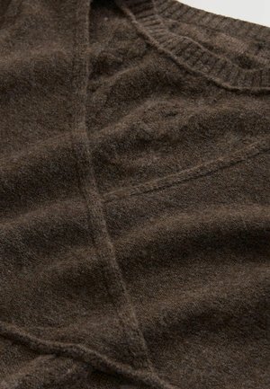 Hnedý pletený sveter s rebrovaným výstrihom, jemnou textúrou a jemnými vzormi vytvorenými rôznymi pletenými stehy.