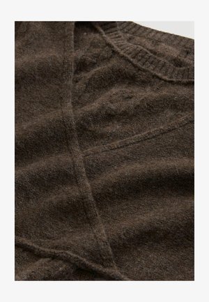 Brun strikket sweater med ribbet halsudskæring, blød tekstur og subtile mønstre skabt af forskellige strikketeknikker.