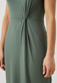 Vero Moda Petite VMAVA LULU ANCLE DRESS PETITE - Maksi suknelė - laurel wreath