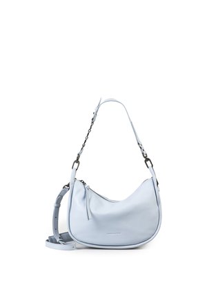 Borsa a spalla in pelle azzurro chiaro con forma curva, chiusura con cerniera, tracolla regolabile e dettaglio a catena su sfondo bianco.