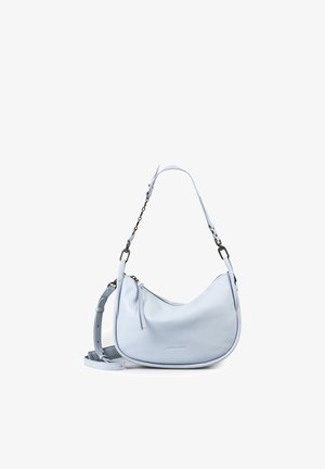 Lichtblauwe leren schoudertas met een gebogen vorm, ritssluiting, verstelbare band en kettingdetail op een witte achtergrond.