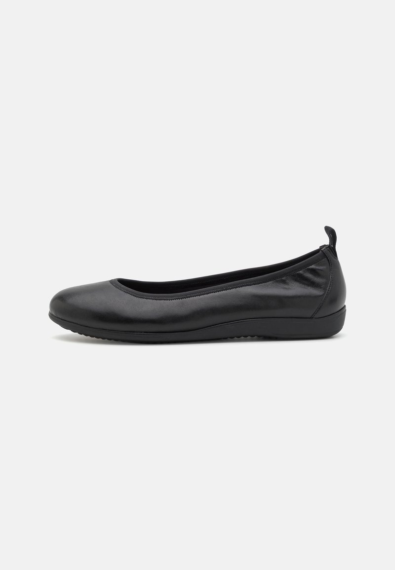 Ballerines noires en cuir lisse avec un bout rond, design minimaliste, semelle flexible et une petite languette à l'arrière pour les enfiler facilement.