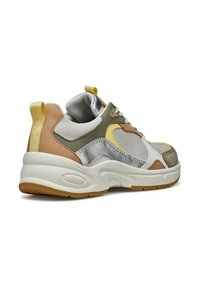 Sneakers realizzati con una combinazione di materiali tra cui mesh, pelle e dettagli metallici. La palette di colori presenta verde, beige, giallo e argento.