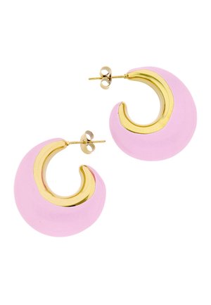 Złote i półprzezroczyste różowe kolczyki koła w kształcie półksiężyca z zapięciem na sztyft na białym tle.