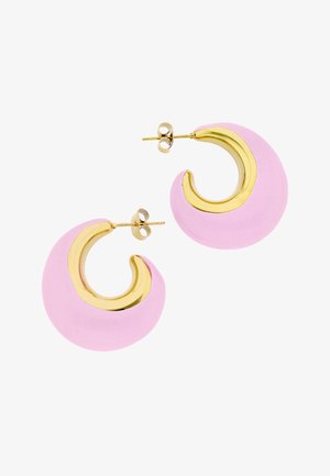 Arany és áttetsző rózsaszín félhold alakú karika fülbevalók csapos zárral, fehér háttér előtt.