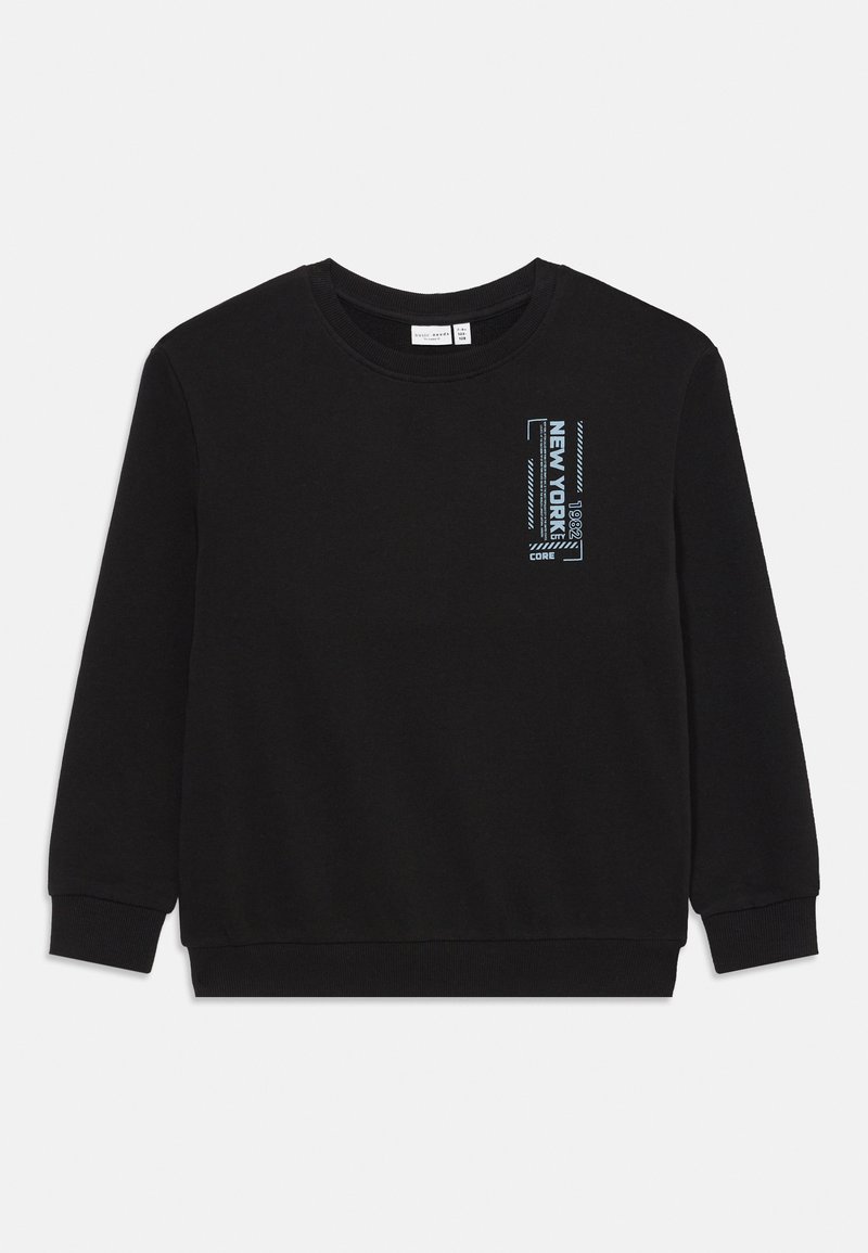 Sweatshirt nero con maniche lunghe, polsini a coste e collo rotondo. Presenta una stampa blu sul lato sinistro del petto con la scritta "New York 1982 Core".