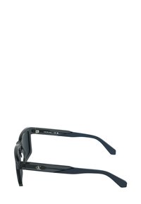 Occhiali da sole blu scuro con una montatura rettangolare elegante, caratterizzati da una finitura lucida e un marchio discreto sulle aste.