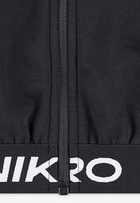 Chaqueta deportiva negra con cremallera, textura acanalada y una banda en la cintura con el destacado logo en blanco "NIKRO".