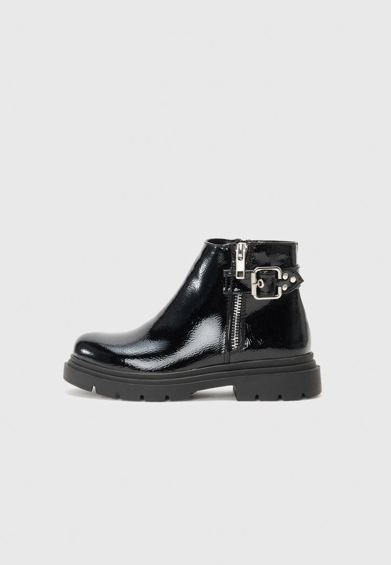 Botines negros con un acabado brillante de charol, que cuentan con una cremallera lateral y una correa decorativa con hebilla. Suela de goma gruesa para mayor agarre.