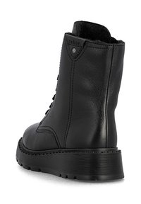 Czarne skórzane botki za kostkę z mocną podeszwą, posiadające okrągły nosek, sznurowane z przodu i z miękkim wykończeniem wnętrza. Subtelne logo na pięcie.