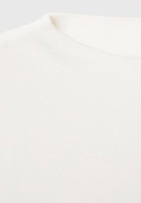 Witte gebreide trui met een ribgebreide ronde hals en een gladde textuur, die een eenvoudig, effen ontwerp zonder patronen of versieringen laat zien.
