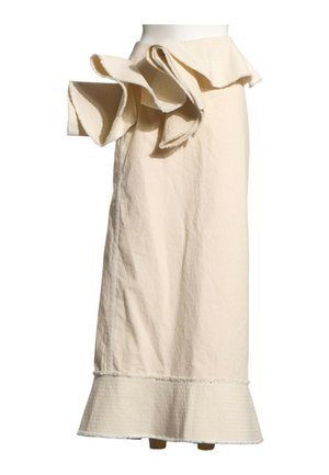 Jupe longue beige avec détail de volants superposés à la taille et un ourlet volanté texturé, présentée sur un mannequin.