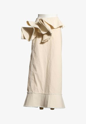 Jupe longue beige avec détail de volants superposés à la taille et un ourlet volanté texturé, présentée sur un mannequin.