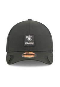 Dunkelgrüner Baseballcap mit runder Krone, versehen mit einem schwarzen Raiders-Logo-Patch auf der Vorderseite und einem orangefarbenen Aufkleber auf dem Schirm.