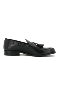 Mocassino in pelle nera con punta arrotondata, caratterizzato da una nappina decorativa e dettagli di cucitura lungo i lati, posato su un tacco basso.