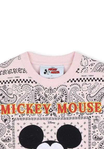 Collo di maglione rosa con stampa paisley, "MICKEY MOUSE" in lettere rosse e gialle, e parziali orecchie nere di Topolino sotto il testo.