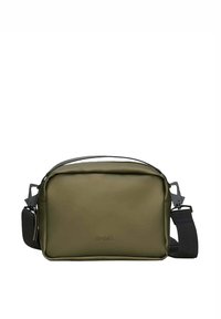 Borsa a tracolla rettangolare verde oliva realizzata in materiale impermeabile, dotata di una tracolla nera regolabile e di un logo discreto sul davanti.