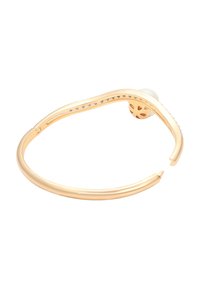 Bracciale a bangle in metallo dorato con un design elegante e curvo, finitura liscia e un piccolo dettaglio decorativo su un'estremità.