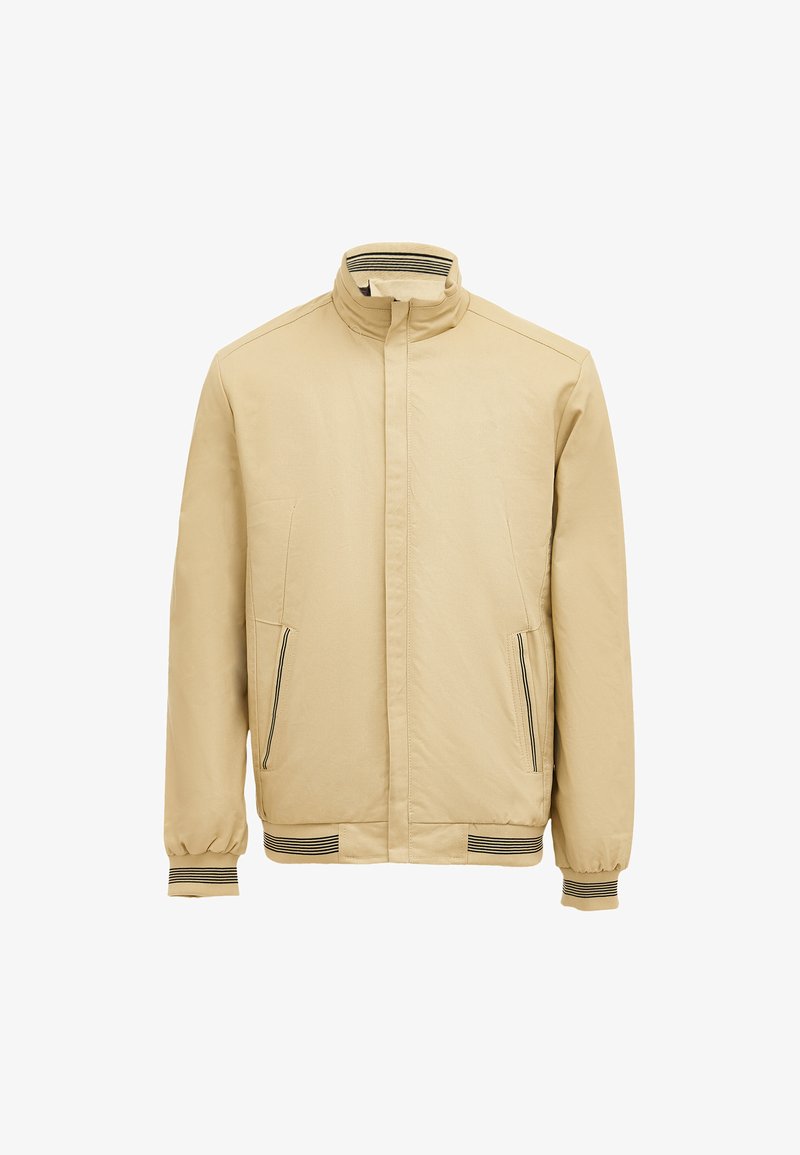 Beżowa kurtka z kołnierzem stawianym, przednim zamkiem błyskawicznym, dwoma bocznymi kieszeniami na zamek oraz szczegółami w paski na mankietach. Wykonana z gładkiego, lekkiego materiału.