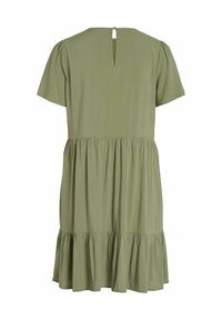 Robe courte manches courtes couleur vert olive avec jupe à étages, coutures froncées et fermeture à bouton avec ouverture en trou de serrure dans le dos.