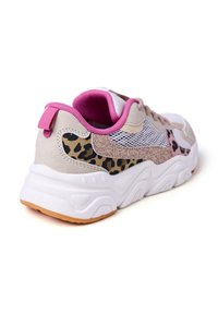 Scarpe sportive in pelle scamosciata beige, dettagli in mesh rosa, stampa leopardata e suola in gomma bianca. Caratterizzate da un design strutturato e un'asola posteriore.
