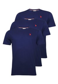 Tri námořnické modré bavlněné trička s kulatým výstřihem, krátkými rukávy a malým červeným logem na levé hrudi.