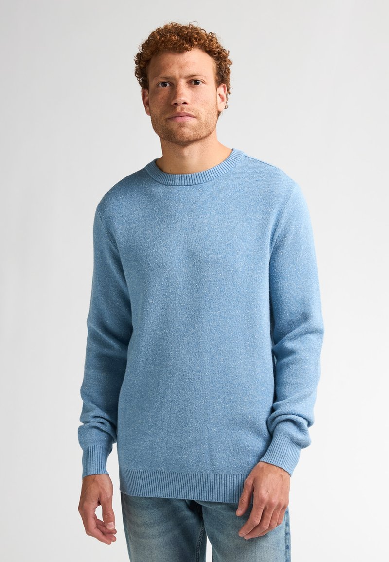 Lichtblauwe pullovertrui met een gestructureerde afwerking, geribde cuffs en onderrand. Ronde halslijn, lange mouwen en een relaxte pasvorm.