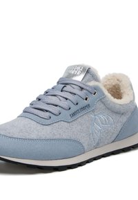 Sneaker azzurri chiari realizzati in feltro e suede, con una fodera in pile, dettagli in argento e un design con lacci che presenta un logo a foglia.