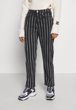 Czarno-białe spodenki dżinsowe w paski z nadrukowanym logo "Calvin Klein Jeans". Prosta nogawka o średnim stanie i metalowy guzik.