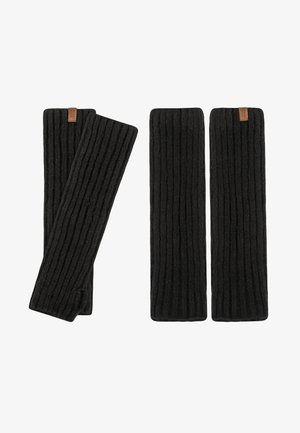 Een paar lange, zwarte, geribbelde gebreide vingervrije handschoenen met kleine bruine rechthoekige merktekens nabij de polsopeningen.