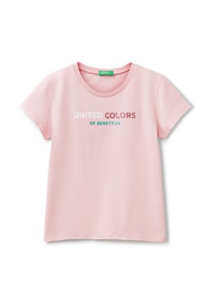 T-shirt rosa a maniche corte con la scritta "UNITED COLORS OF BENETTON" in testo multicolore. Realizzato in cotone con scollatura rotonda e texture morbida.