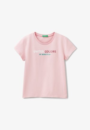 T-shirt rosa a maniche corte con la scritta "UNITED COLORS OF BENETTON" in testo multicolore. Realizzato in cotone con scollatura rotonda e texture morbida.