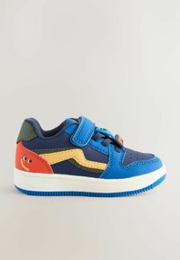 Niebieskie i granatowe dziecięce sneakersy z rzepem, kolorowymi akcentami i uśmiechniętą buźką na pięcie.