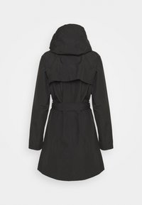 Impermeabile nero a maniche lunghe con cappuccio attaccato e cintura, visto da dietro su uno sfondo bianco.