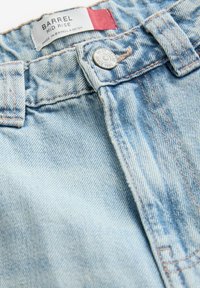 DARTED KNEE BARREL - Jean boyfriend - bleach denim