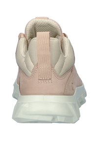 Sneaker rosa chiaro con esterno in pelle liscia e colletto in mesh imbottito. Suola in gomma bianca con presa testurizzata e etichetta sul tallone.