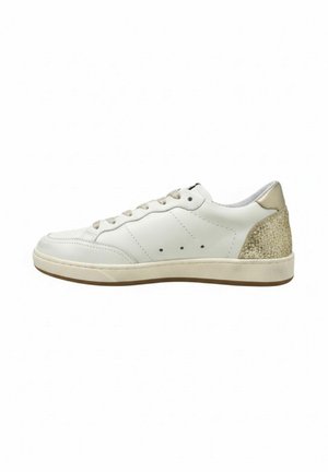 Witte lage sneaker met beige veters en een gouden glinsterende hielaccent, platte zool en perforatiedetails aan de zijkant.