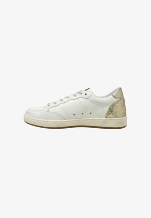 Witte lage sneaker met beige veters en een gouden glinsterende hielaccent, platte zool en perforatiedetails aan de zijkant.
