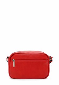 Lille rektangulær rød læder crossbody taske med frontlomme med lynlås og justerbar rem på hvid baggrund.
