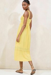 Lipsy Rochie tricotată - yellow