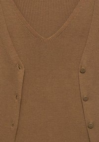 Cardigan marron à côtes, avec un col en V, une fermeture à boutons à l'avant et un tissu texturé à la finition douce.