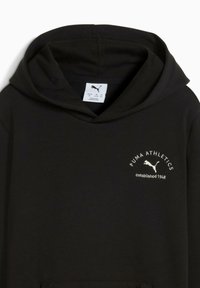 Čierna mikina s kapucňou, ktorá má predné vrecko a malú vyšívanú nášivku s nápisom "PUMA ATHLETICS založená 1948."
