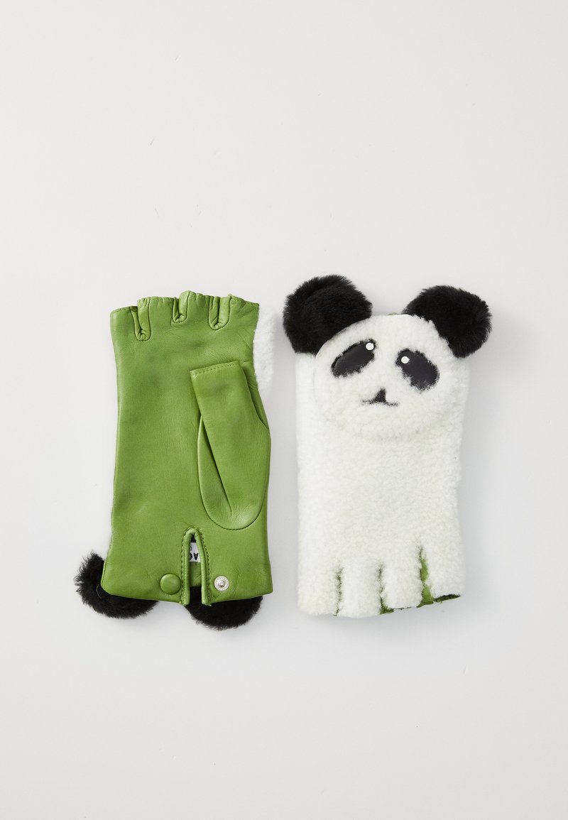Gant en cuir vert sans doigts avec un rabat sur le côté, associé à un gant en peluche blanche mettant en avant un visage de panda et des accents en fourrure noire.