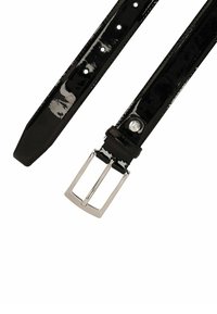 Zwarte lakleren riem met een glanzende afwerking, rechthoekige zilveren metalen gesp en meerdere gaatjes voor aanpassing.