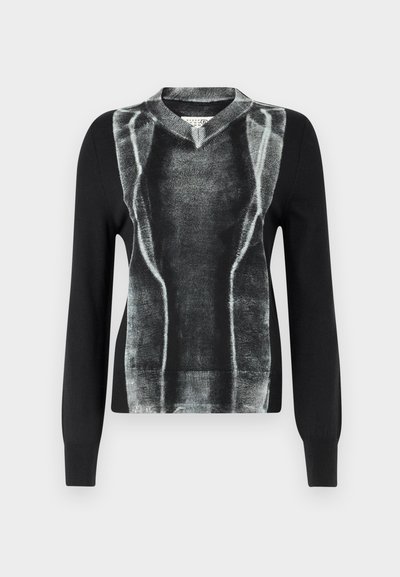 Μαύρο πλεκτό πουλόβερ με γκρι γραφικό σχέδιο που θυμίζει μυϊκή δομή, διαθέτοντας V-λαιμόκοψη και μακριά μανίκια. Λείο υφή.