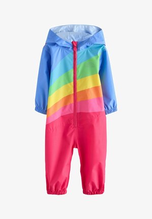 Vaikiškas gobtuvuotas lietaus kombinezonas su mėlynomis rankovėmis, daugiabriauniais vaivorykštės dryžiais ant krūtinės ir ryškiai rožinėmis apatinėmis kojomis su elastiniais rankogaliais.