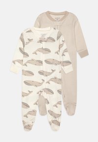 Zwei Baby-Overalls: einer in Creme mit grauem Wal-Muster, der andere hellbraun gestreift. Beide haben lange Ärmel und Druckknopfverschlüsse.
